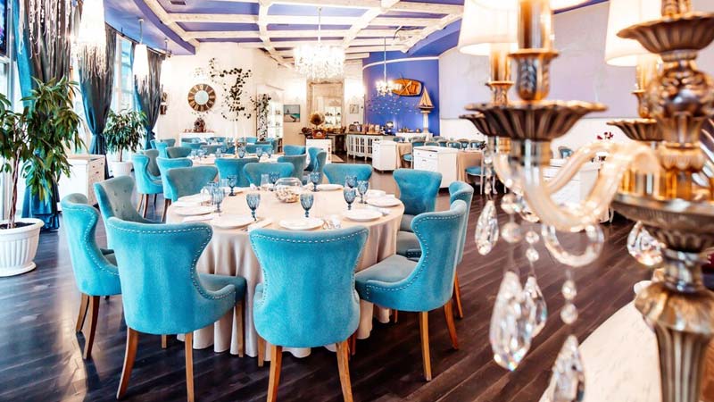 عروس و دامادهای علاقه مندان به رنگ آبی میتوانند در دکوراسیون آبی تالار از مبل های خوش رنگ آبی در صندلی های مهمانان استفاده نمایند.