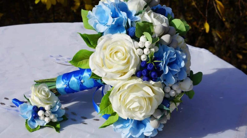 در کنار تزیینات و دکوراسیون آبی تالار میتوانید جسارت به خرج دهید و از گل های آبی در دسته گل عروس استفاده کنید.